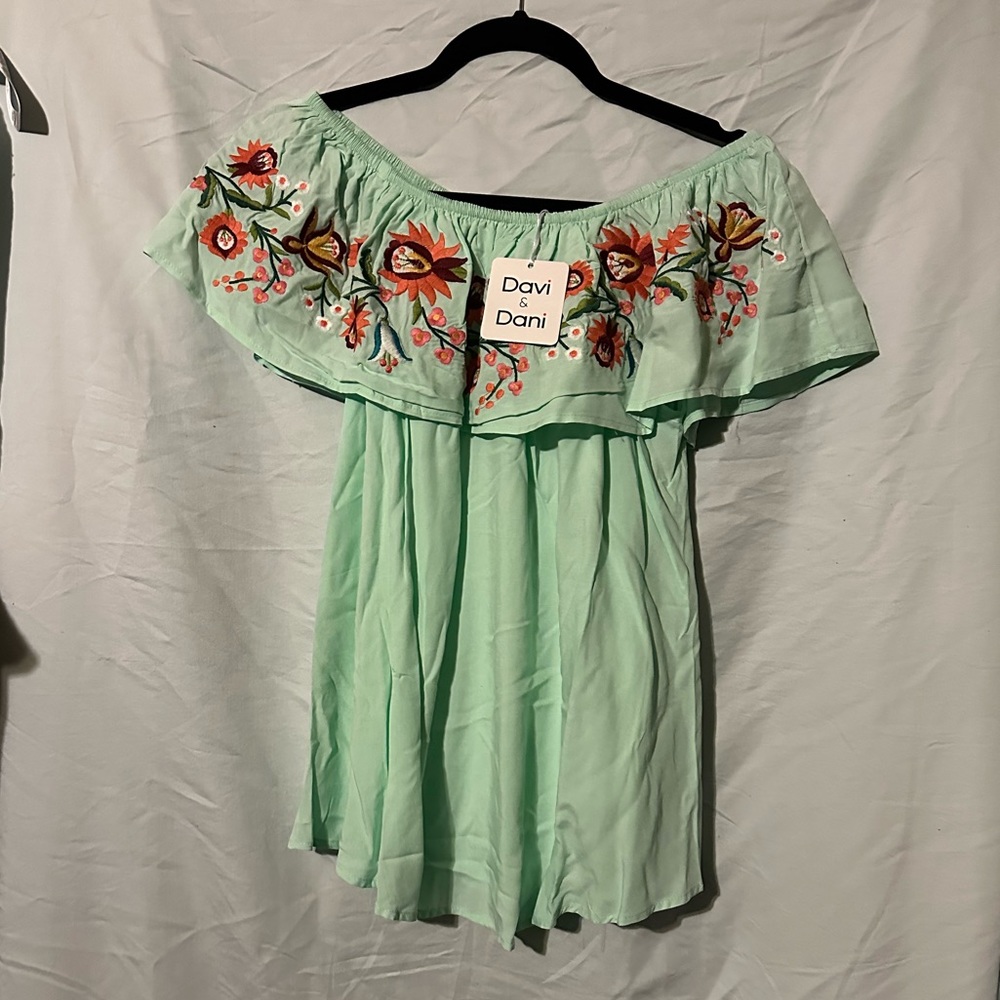 NWT Davi & Dani Embroidered off the shoulder shirt